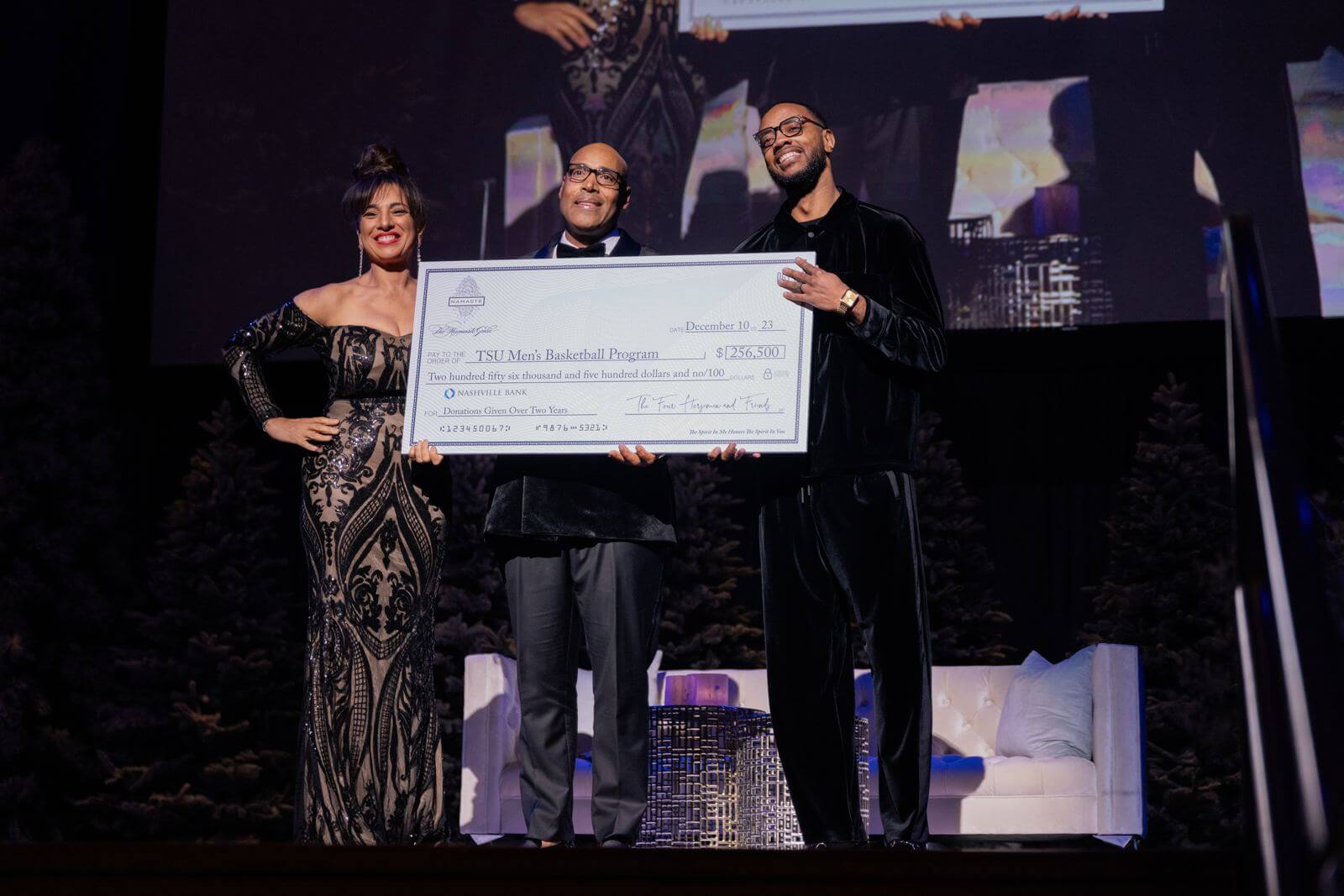 Ceremonial check presentation on the gala stage
